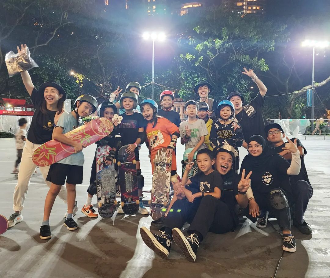 skateparks in singapore-Por Vida Skateboarding group of skaters