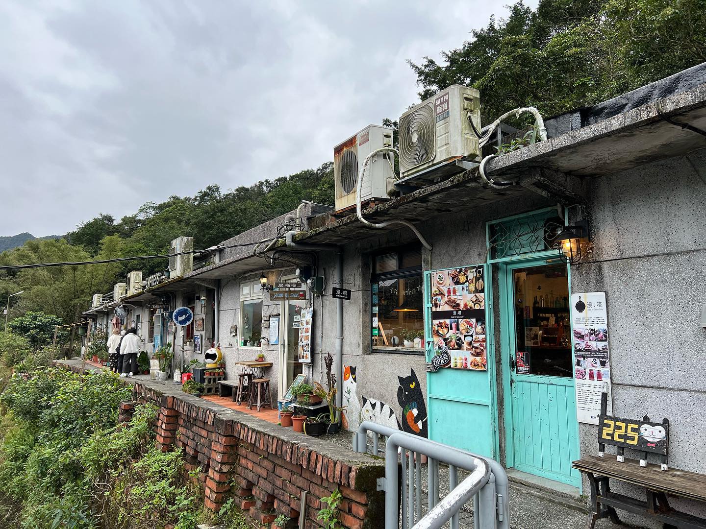 taipei things to do - houtong cat village cafes