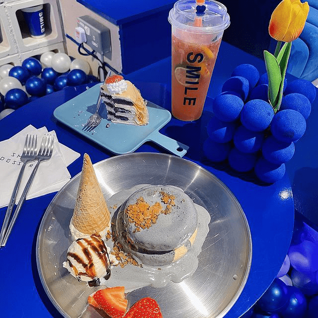 colour-themed cafes - smile dessert blue dessert and drink