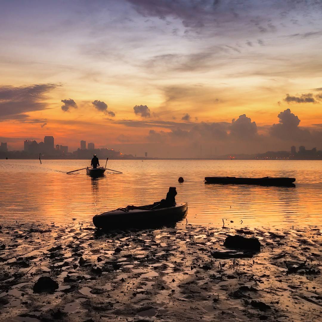 Sunrise & sunset spots in Singapore - Kranji Rservoir Park boats