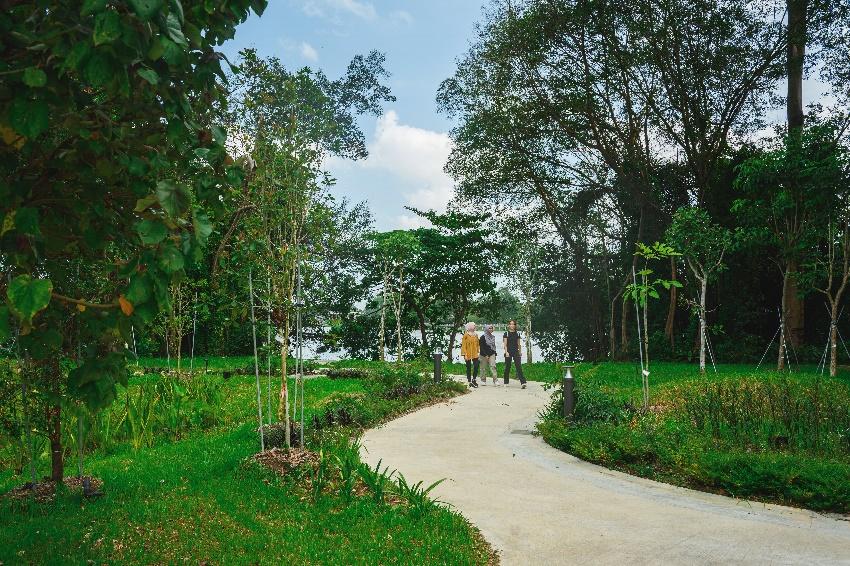East vs West - Jurong Lake Gardens Park