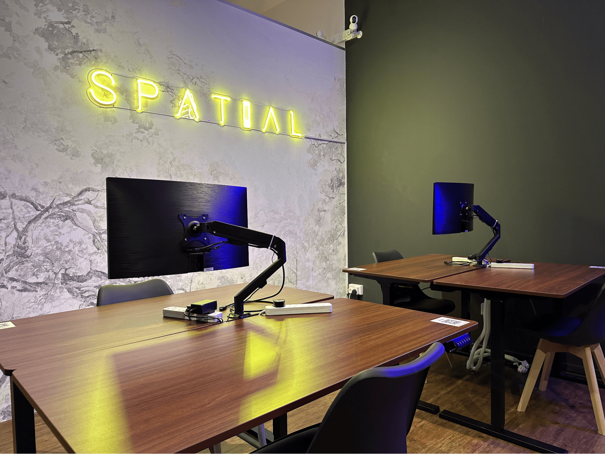 Spatial - Tables with Monitors