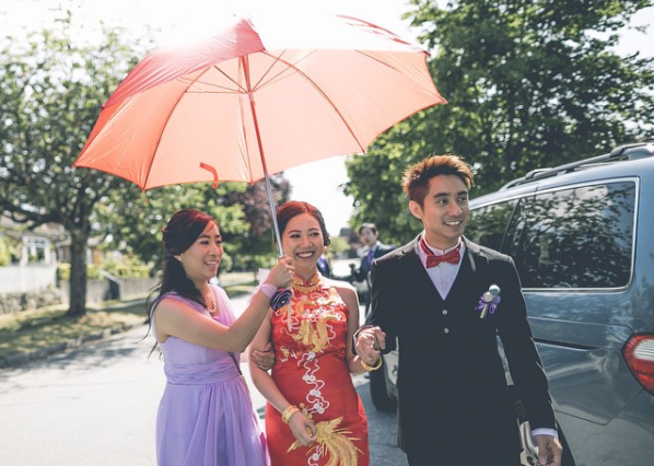 chinese wedding customs - red umbrella