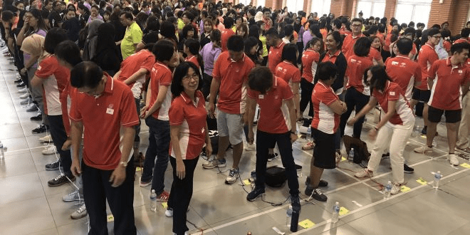 largest number of people tying their shoes simultaneously