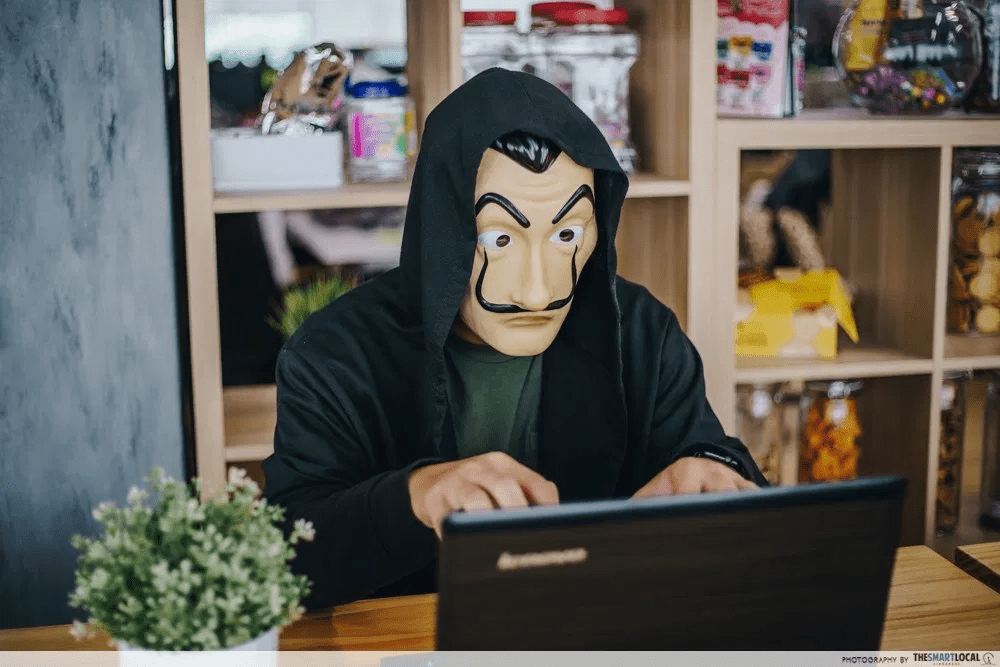 masked online criminal