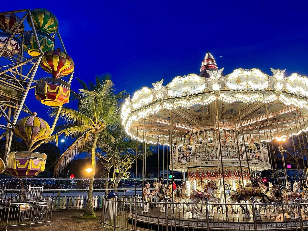 Danga Bay Theme Park - Carousel and Ferris Wheel