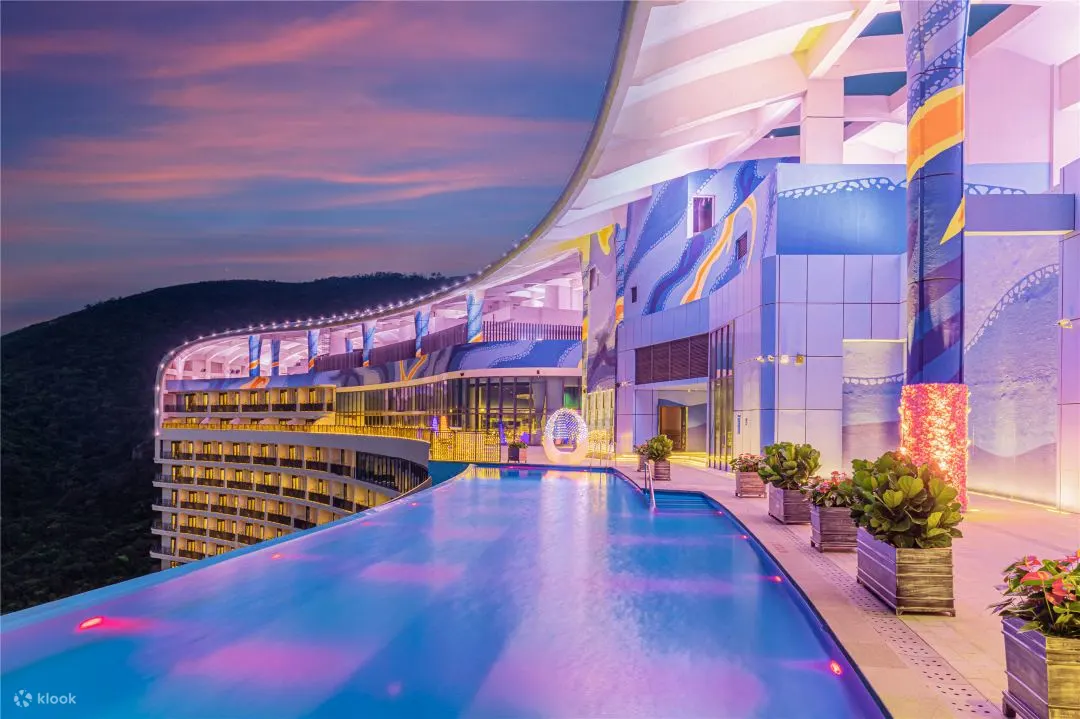 Chimelong Spaceship Theme Park - rooftop pool