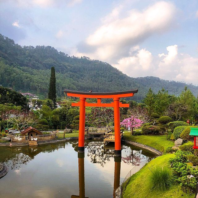 hot spring resorts - Onsen Songgoriti torii gate