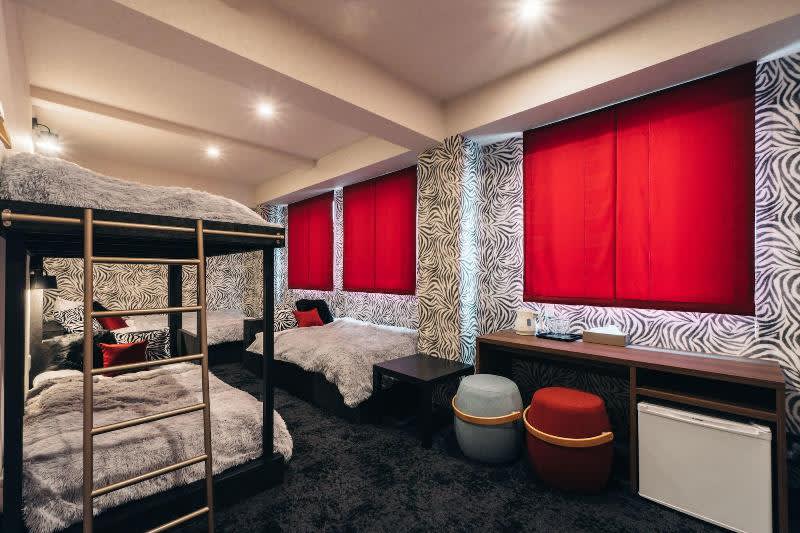 boutique hotels in Osaka - doyanen hotel bakuro quadruple beds