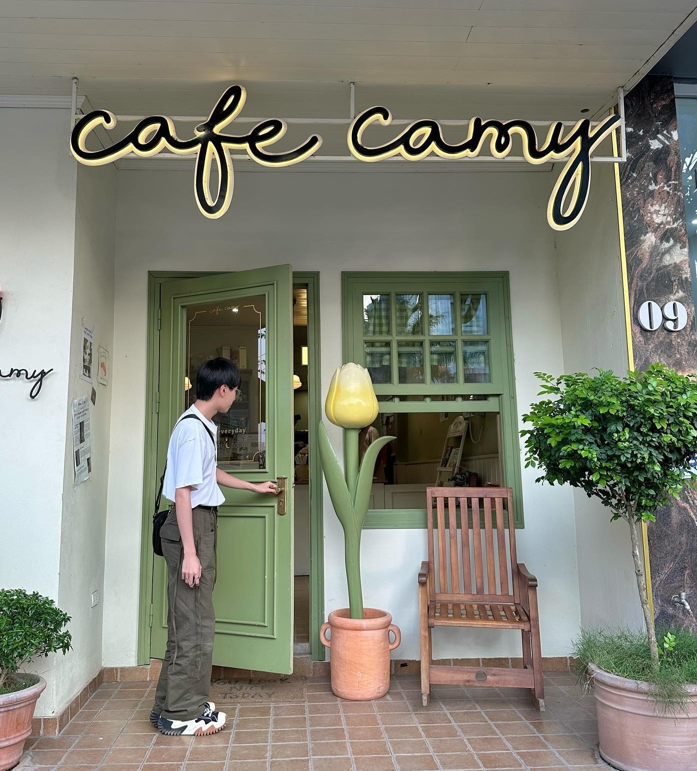 Cafe Camy Mr Bean-Inspired Homestay - Camy Cafe entrance