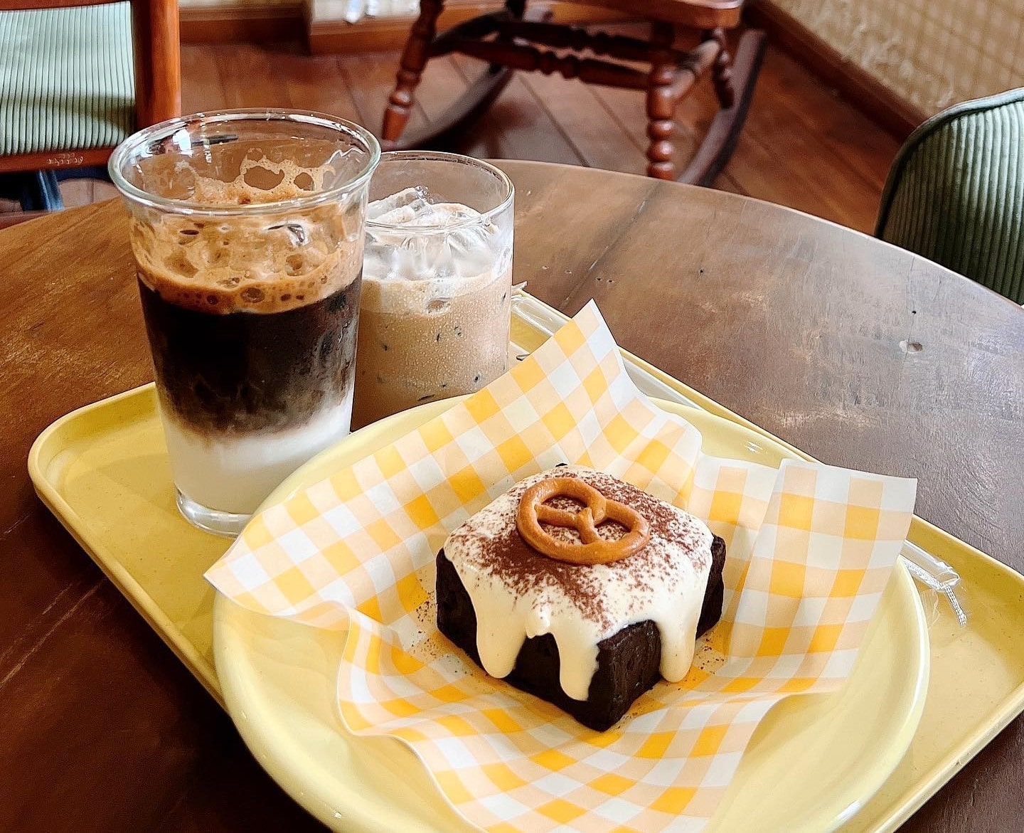 Cafe Camy Mr Bean-Inspired Homestay - Camy cafe pastries and coffee