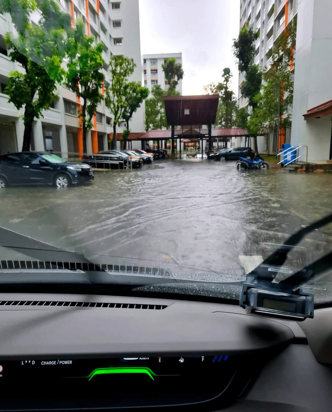 flood singapore - stuck in car