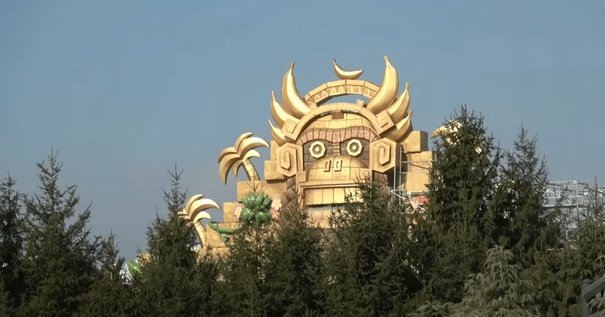 super nintendo world - golden temple