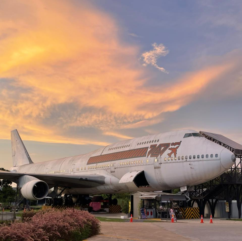 things to do bangkok - 747 cafe aeroplane