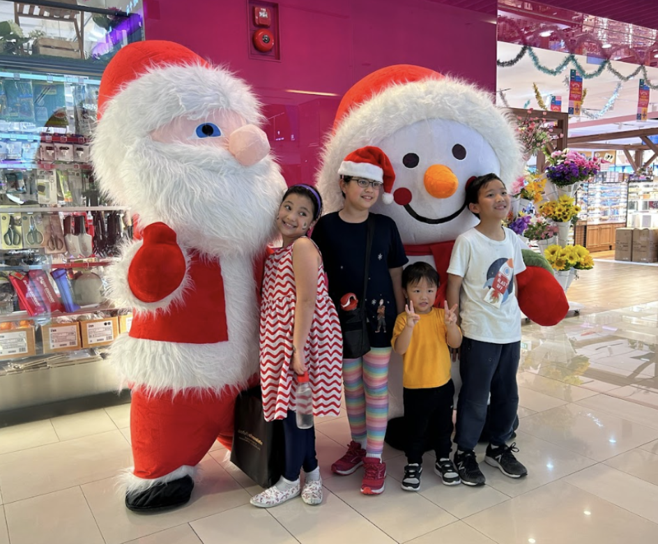 uol malls christmas 2023 - santa and snowman mascot