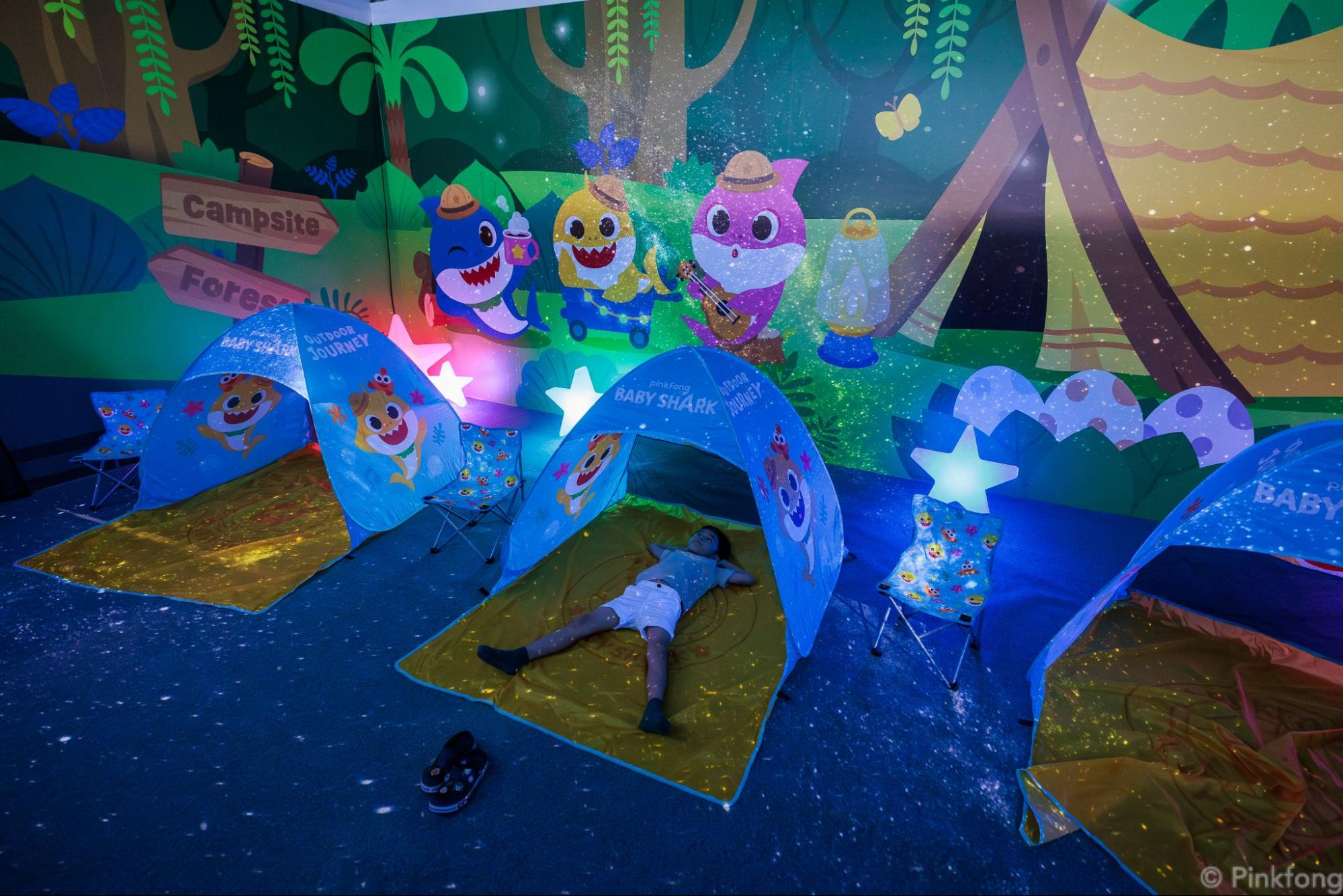 pinkfong & baby shark playhouse - Nighttime Campventure glamping