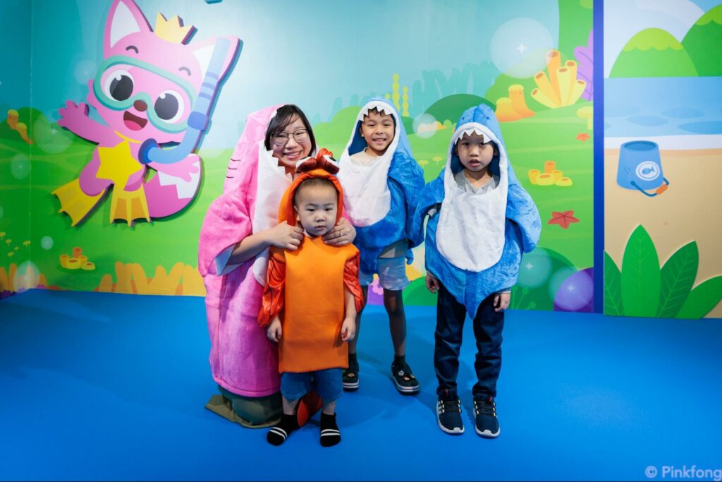 Pinkfong & Baby Shark Playhouse: Mini Golf, Glamping & Crafts