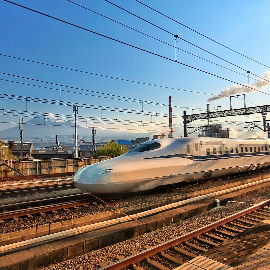 Ultimate Japan Transport Guide - Shinkansen near Mount Fuji