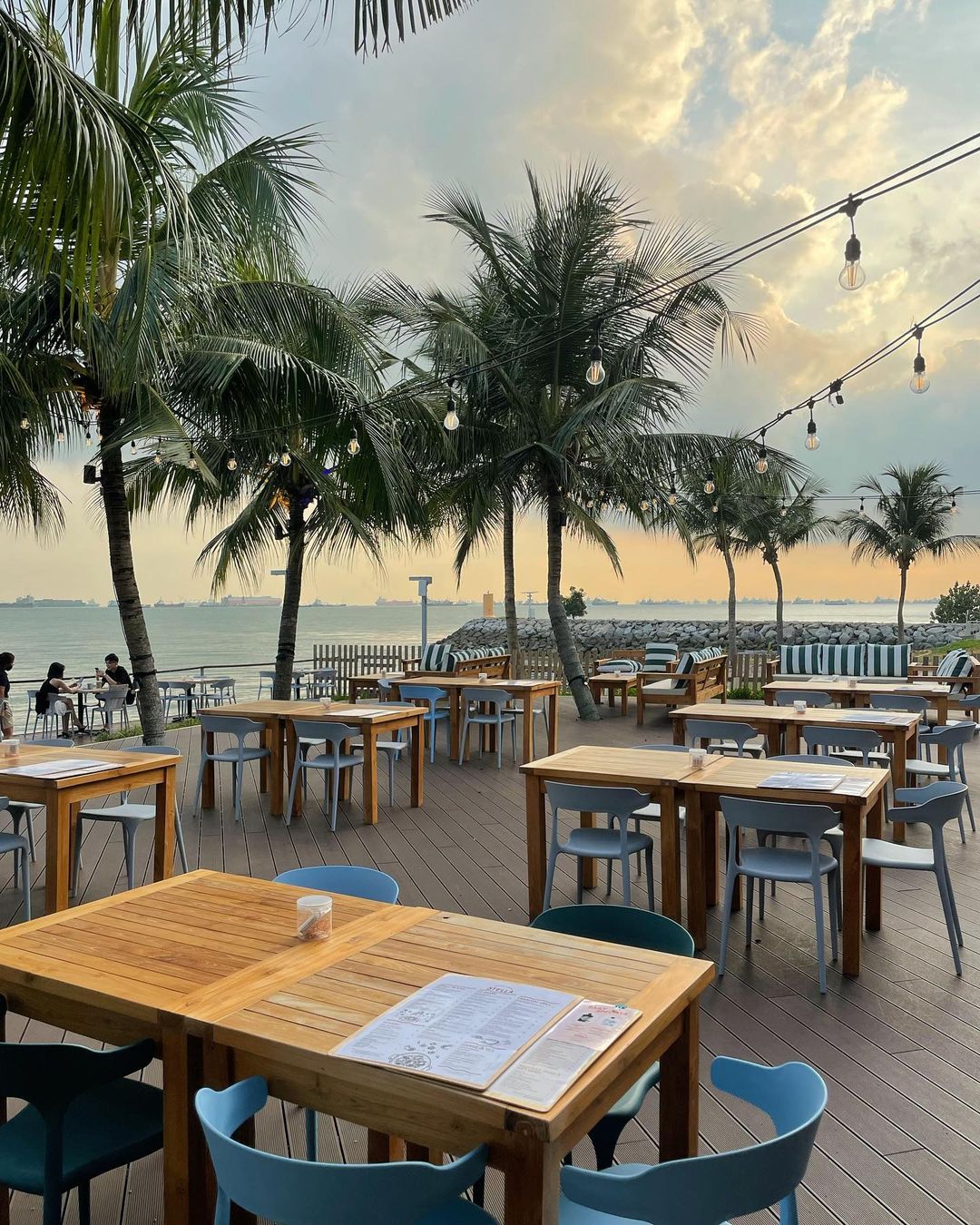 hidden romantic restaurants singapore - Stella Seaside Lounge