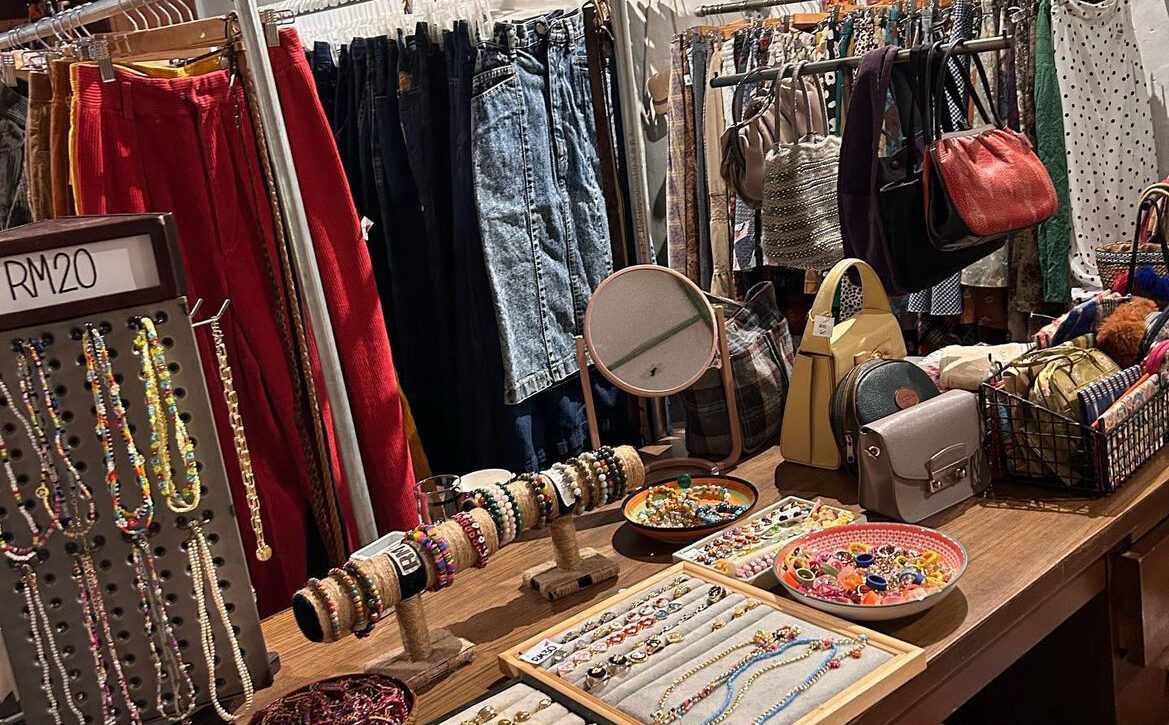 Thrift stores in Johor Bahru - Kedai Dhoby Shangai Jewelry