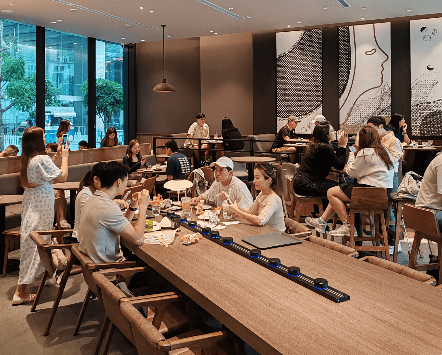 louisa coffee singapore charging outlets