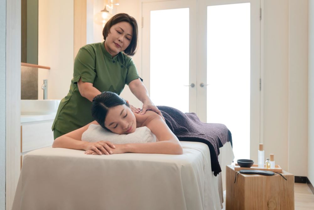 Massage therapist giving a lady a massage at Oasia Spa 