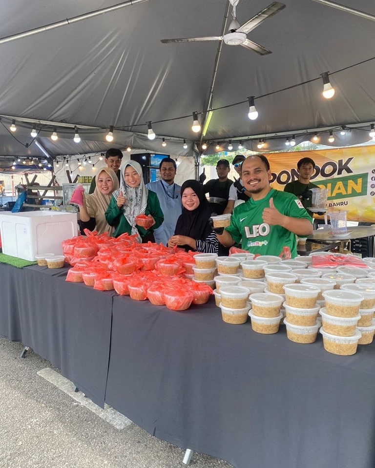 b5 johor street market magika raya - free porridge