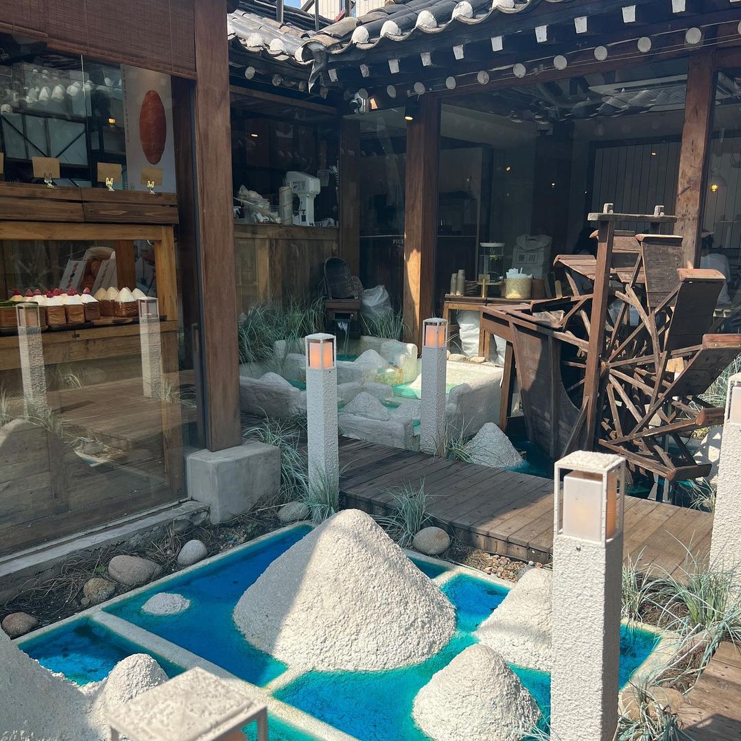 10 Unique Cafes In Seoul, South Korea - Soha salt pond exterior