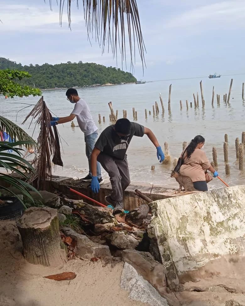 Beach cleanup at Taluk Bahang