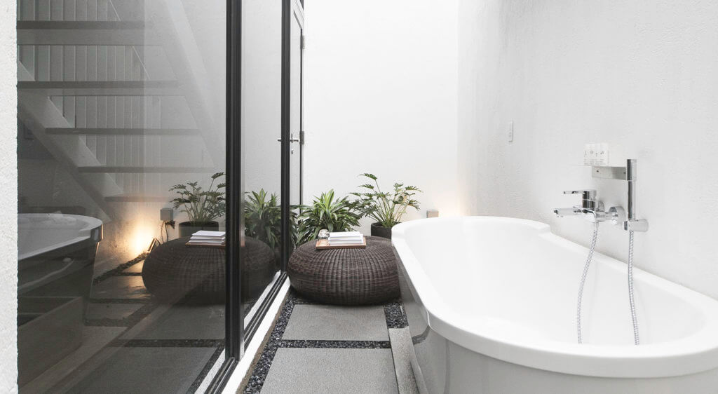 hotels with bathtubs - Lloyd’s Inn outdoor bath