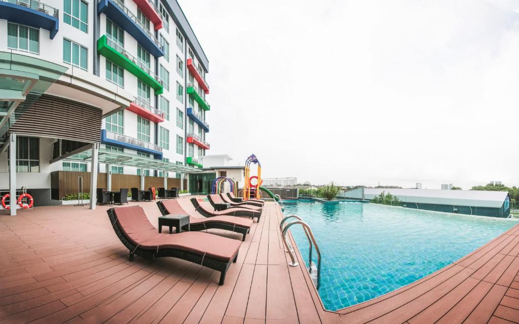 jb hotels - V8 Hotel JB swimming pool