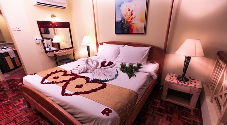 8 Best beach resorts in Desaru - Lotus Dearu couple bed 