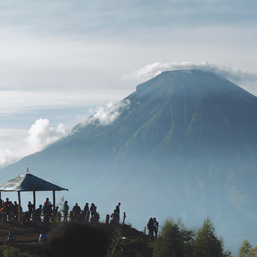 Easy hiking trails in Indonesia - people crowding at a hut in gunung sikunir