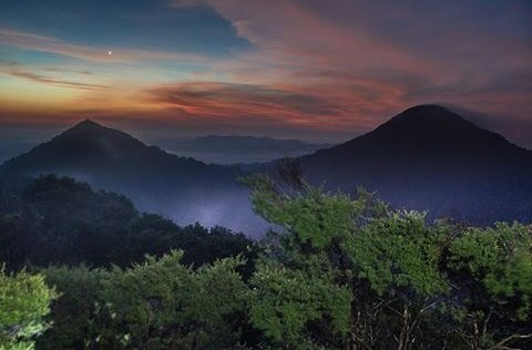 Easy hiking trails in Indonesia - Foggy vie of Gunung Tajam 