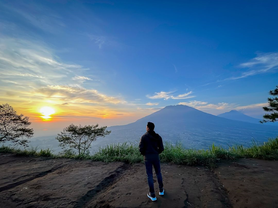Easy hiking trails in Indonesia - Man admiring sunrise of Mount Andong 