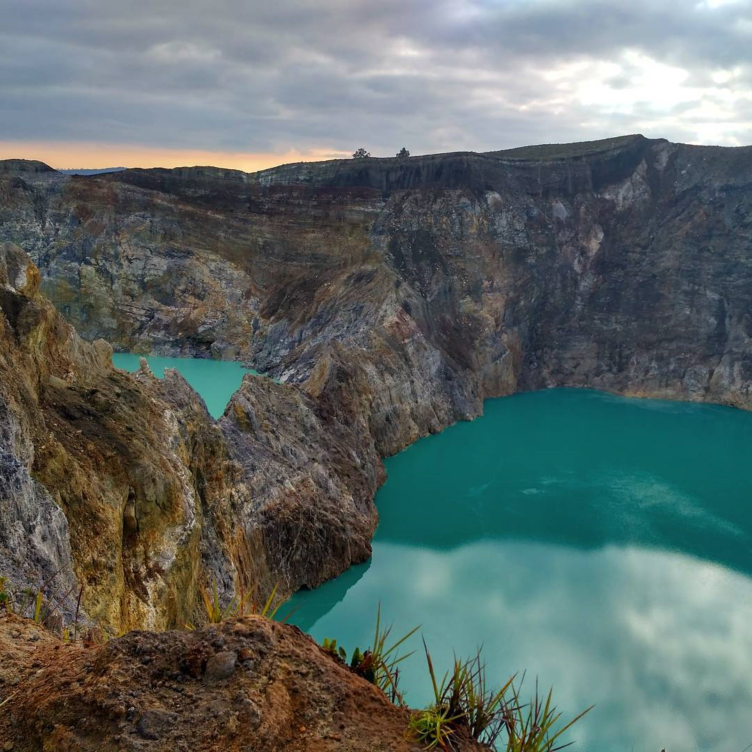 Easy hiking trails in Indonesia - View of lake from Mount Kelimutu 