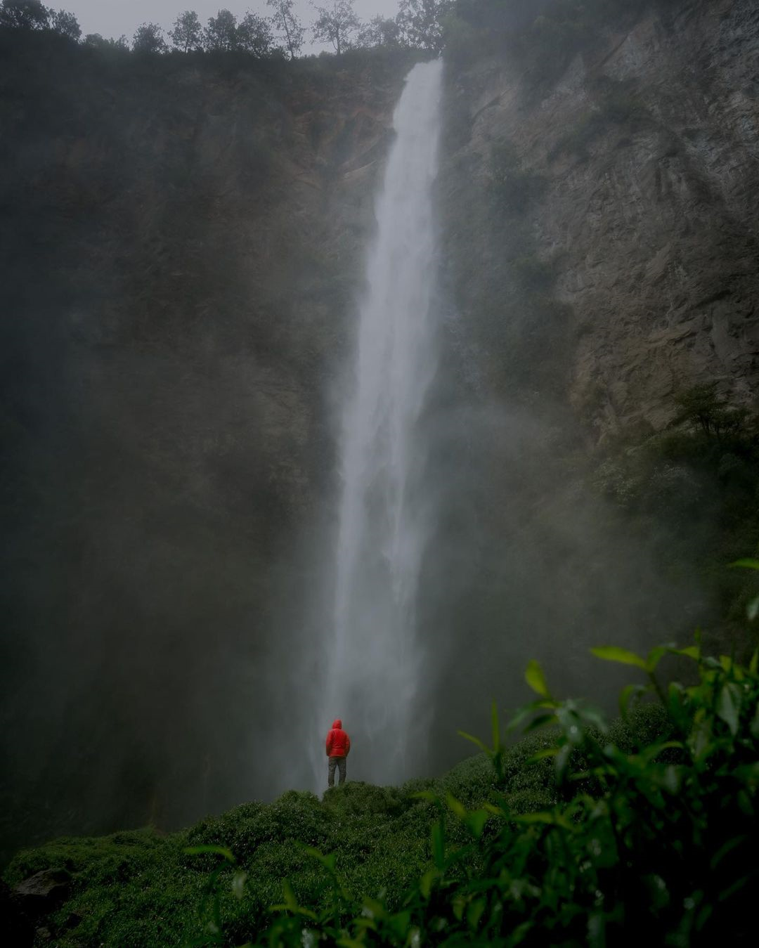 Easy hiking trails in Indonesia - Man in red hoodie at Spiso-piso waterfall 