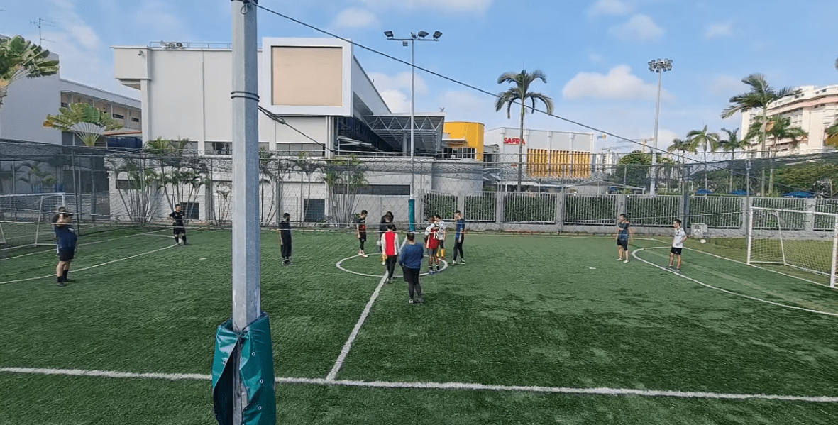 Futsal courts in SG - People playing at SAFRA Tampines court 