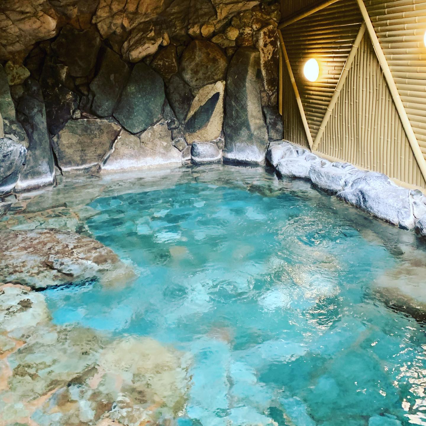 12 Japanese Onsen Towns - bathhouse