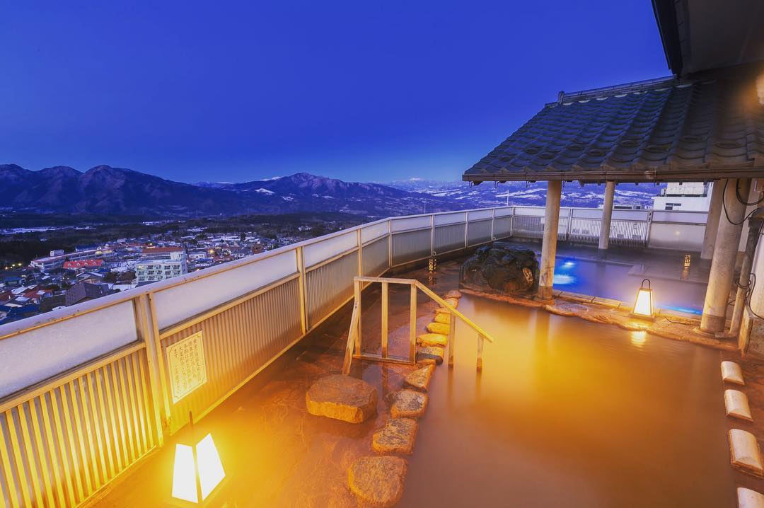 12 Japanese Onsen Towns - Gold hot spring 