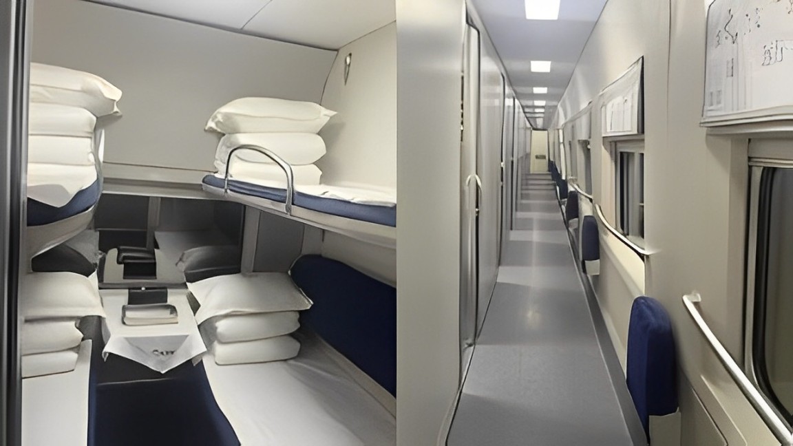 New Hong Kong to Beijing sleeper train - Bunk beds & seats in hallway
