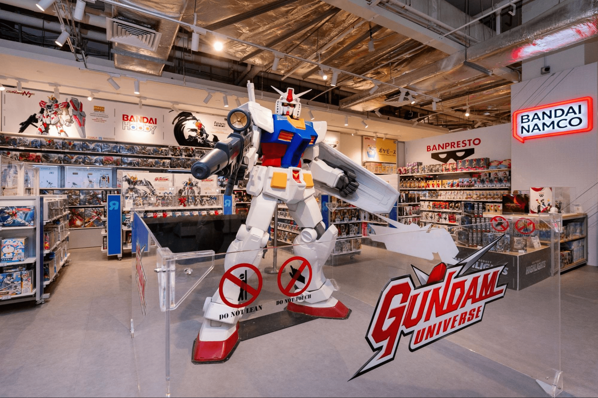  ToysRUsVivoCity- 2m tall Gundam statue in Bandai section 