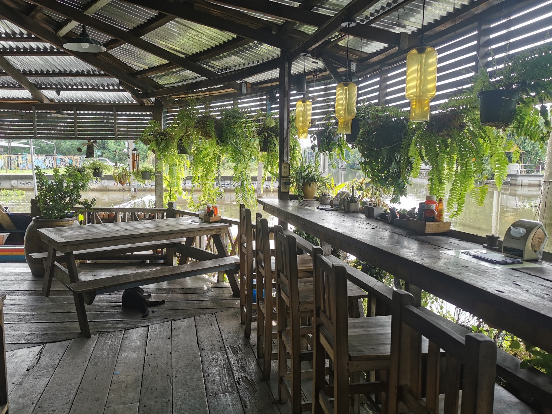 Si Yaek Huatakhe Cafe Guesthouse - canalside dining
