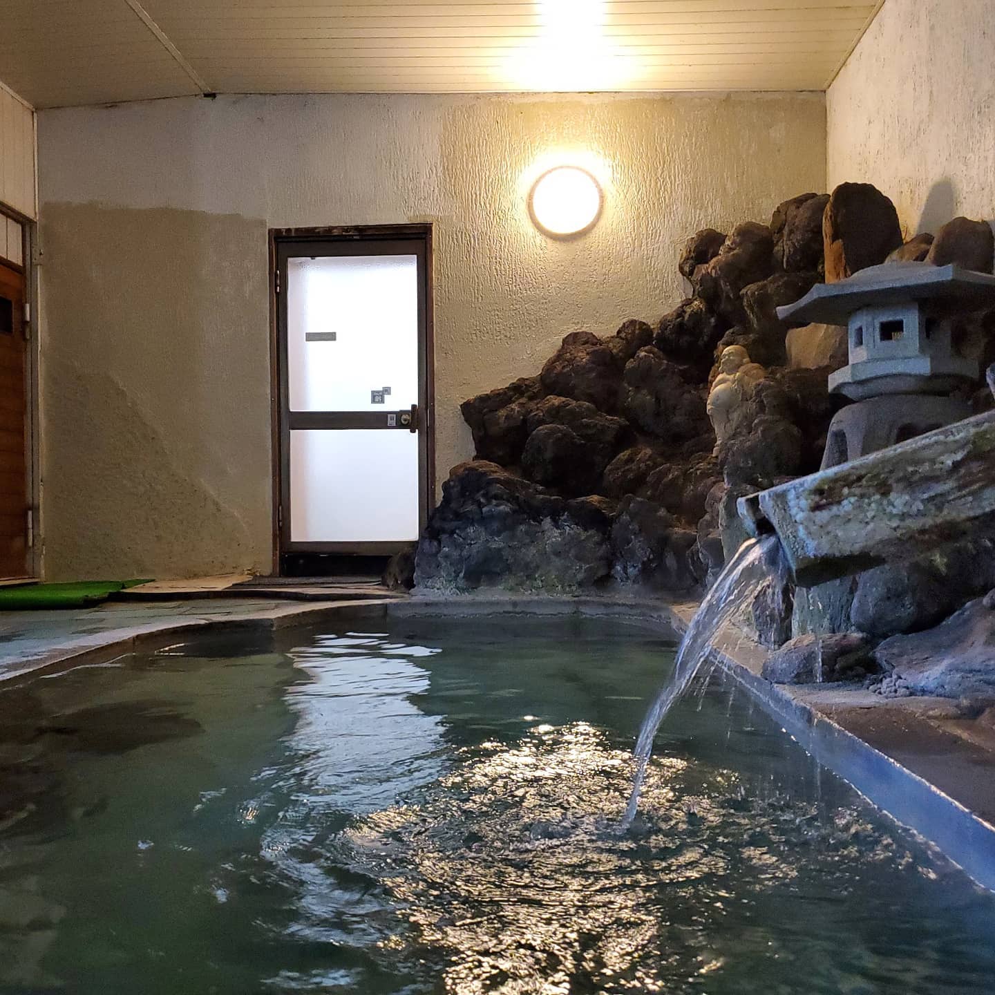 Japanese Onsen Towns - Communal bath 