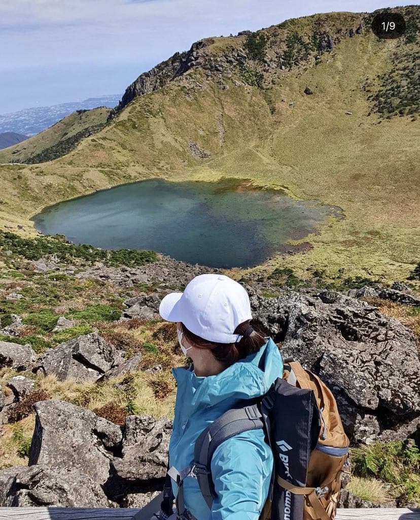mountain hiking trails korea - Hallasan crater lake