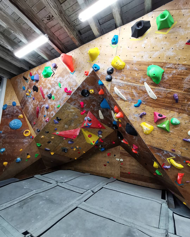 rock climbing bouldering - wall - Kinetics Climbing