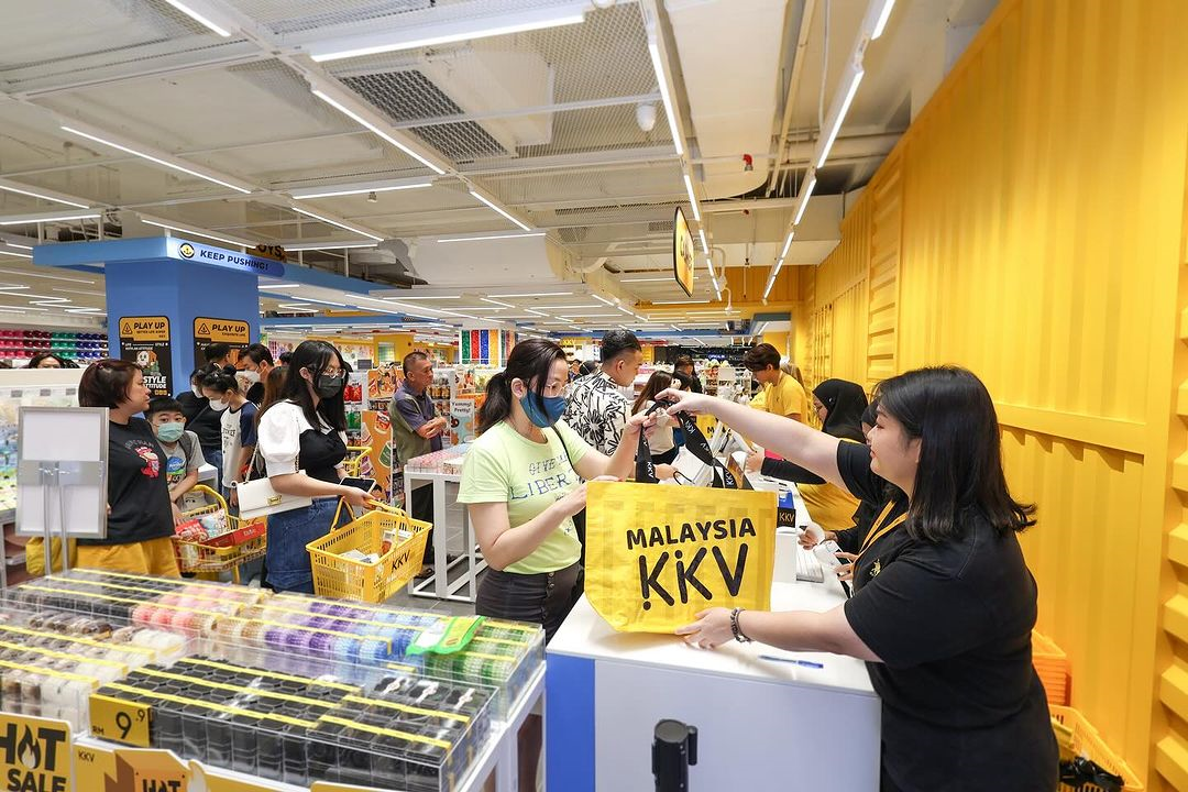 things to do penang - long queue at KKIV global