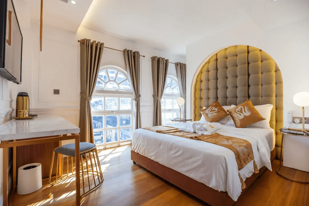 Best hotels in Penang - White Mansion Penang vintage bedroom 
