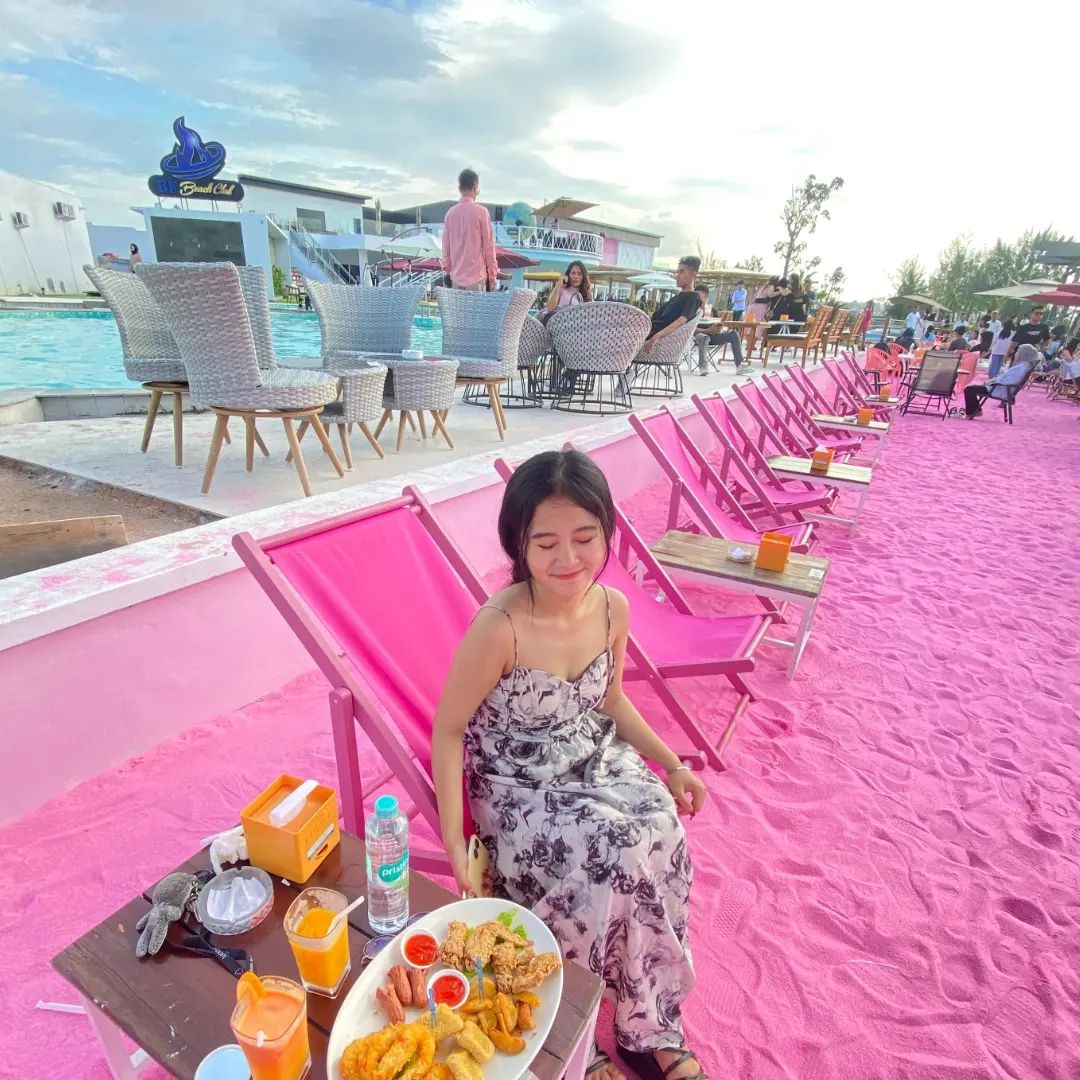 Blue Fire Beach Club in Batam - pink sand area
