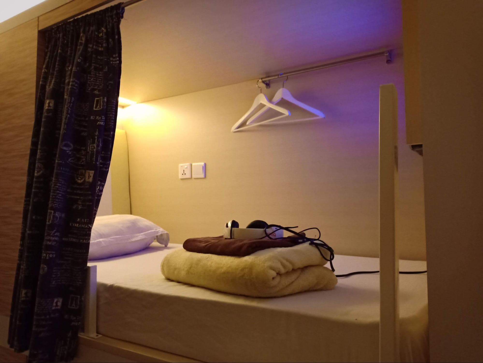 Capsule hotels in singapore - Bohemian Chic Hostel